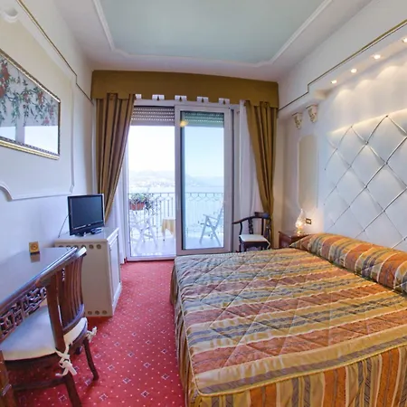 מלון Astoria 4*